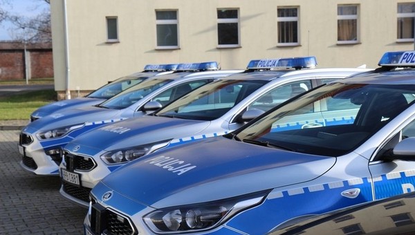 Policyjny radiowóz przekroczył prędkość i wyprzedzał na przejściu [Nagranie]