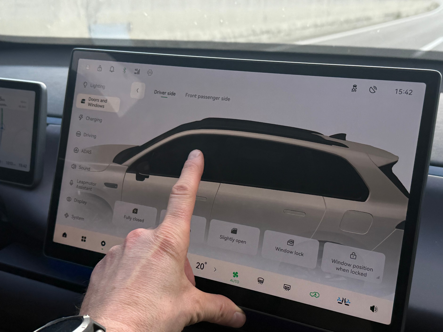 Leapmotor C10 REEV – szybami można sterować za pomocą ekranu. Co za pomysł!