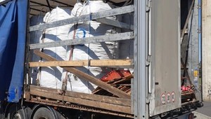 Pękające worki przykuły uwagę kontrolerów ITD. Nie mogli przepuścić tego transportu