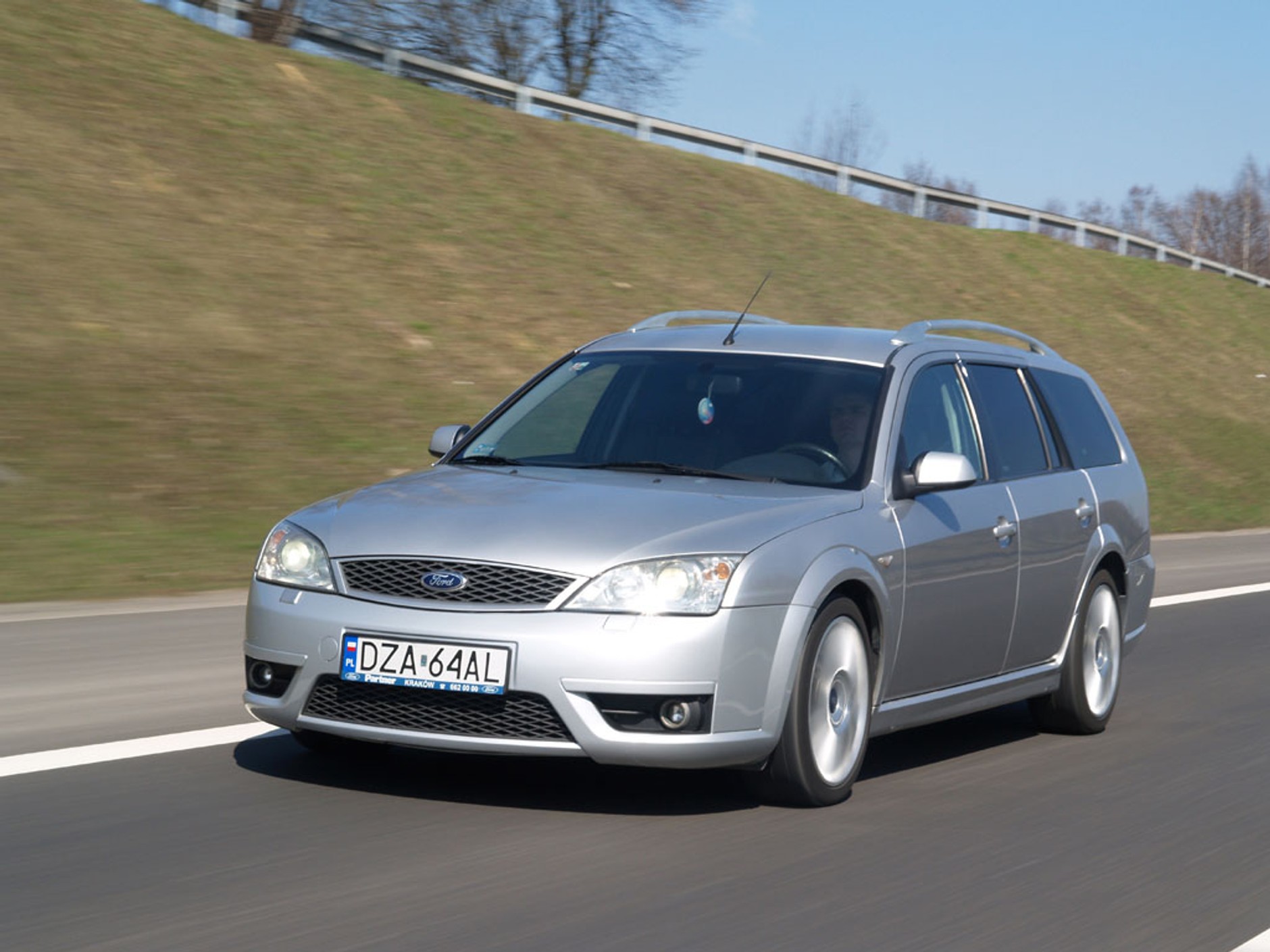 Ford Mondeo ST220: Prorodzinny Grand Tourer