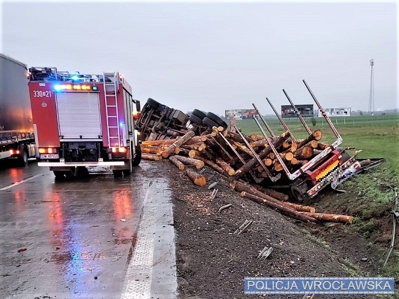 Wypadek ciężarówki z drewnem na A4
