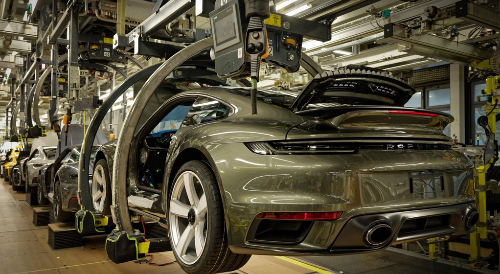 Porsche 911 na linii produkcyjnej w fabryce