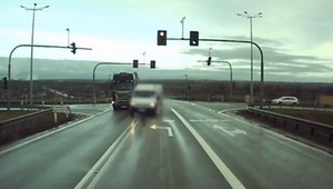 Wyprzedzał na skrzyżowaniu, omal nie uderzył w wóz strażaków [Nagranie]