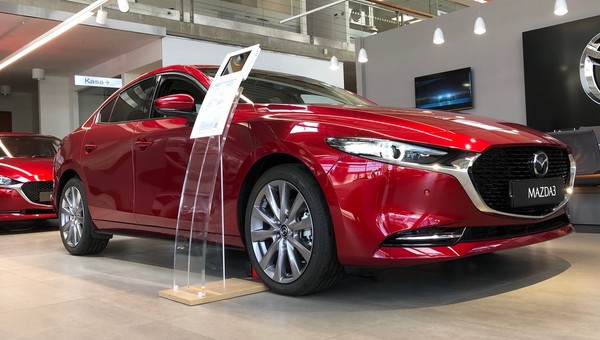 Zwycięzcy i przegrani producenci aut - które marki zanotowały największe spadki?