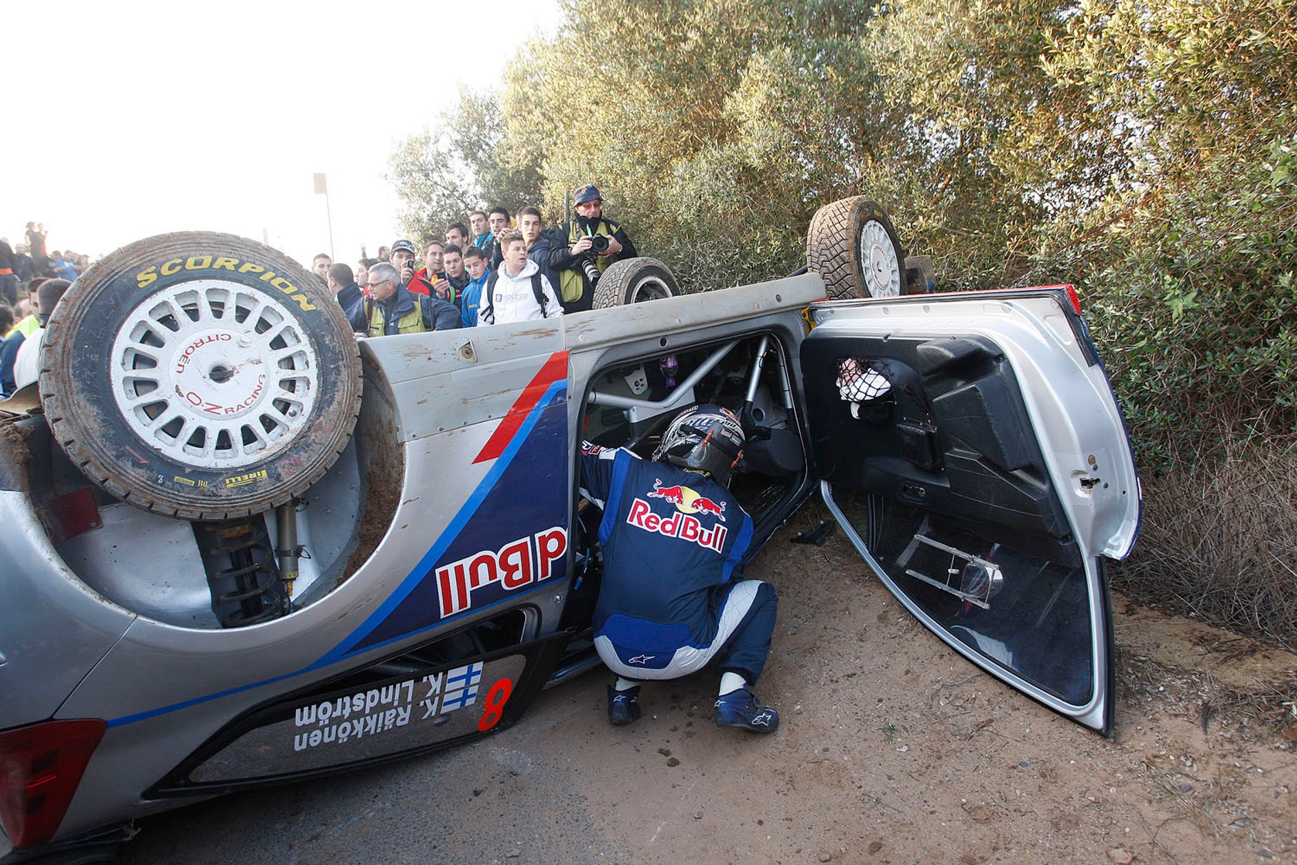 Rajd Hiszpanii 2010: jak ratowali po wypadku Räikkönena (zdjęcia: Rallyworld©Willy Weyens)