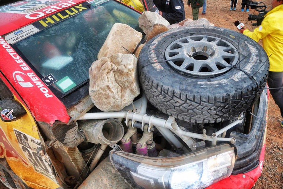 Zdemolowana Toyota Nassera Al-Attiyaha