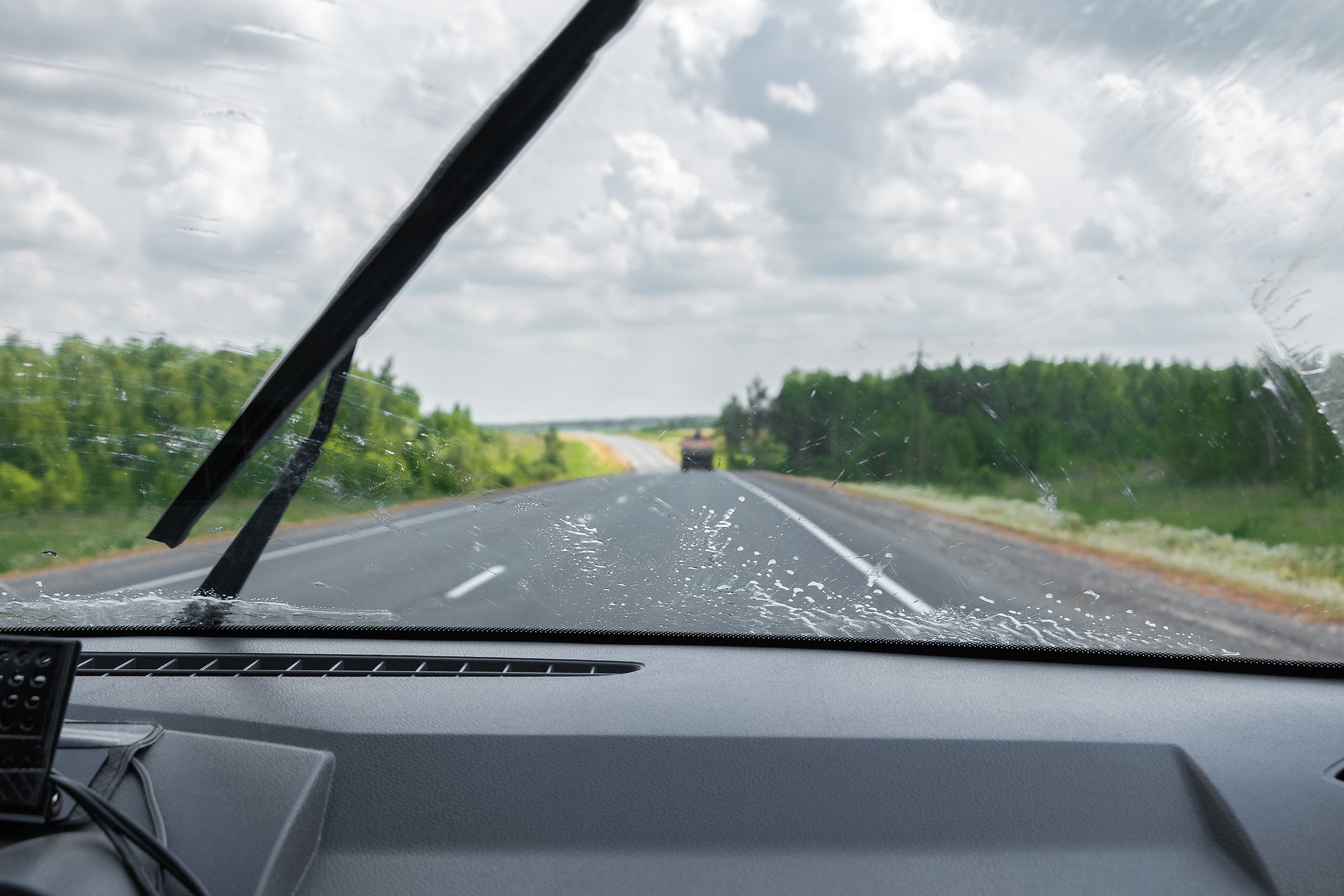 Dlaczego wycieraczki w samochodzie skrzypią? Wypróbuj te sposoby, zanim je wymienisz