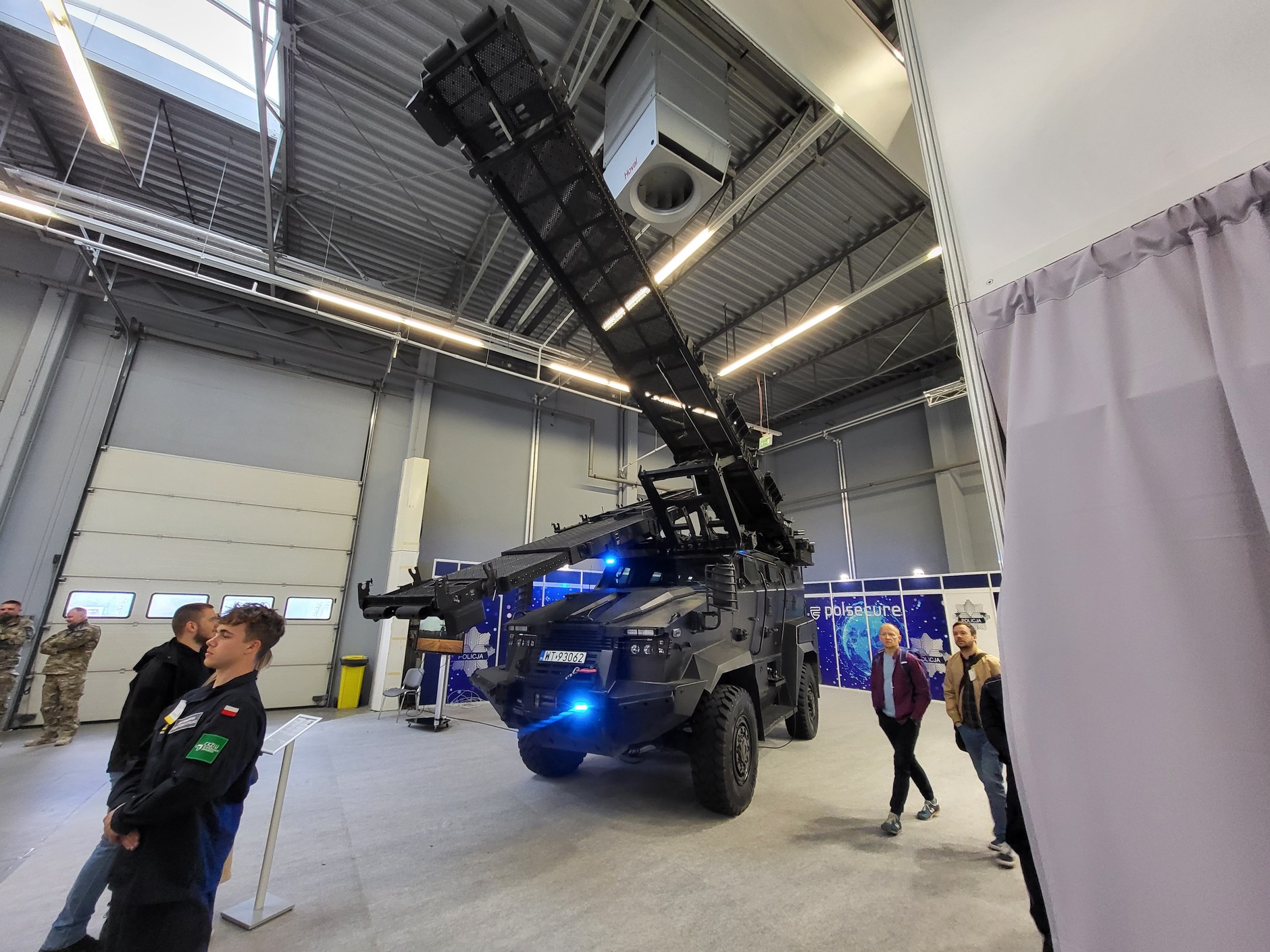 Lekki Transporter Opancerzony  TUR VI z platformą szturmową – takimi pojazdami dysponują policyjni antyterroryści.  Inną wersję pojazdu TUR ma Biuro Detektywistyczne Rutkowski