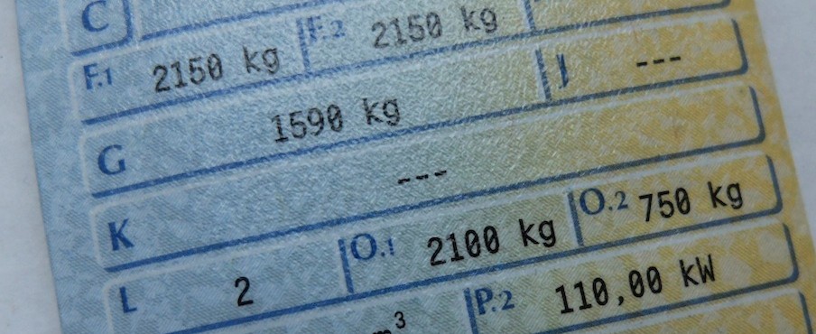 Rubryki O.1 i O.2  w dowodzie rejestracyjnym auta informują o tym, jak ciężkie przyczepy może ono holować. Rubryka F.1 to informacja o dopuszczalnej masie całkowitej pojazdu.