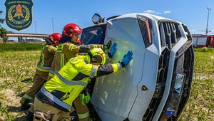 Urus jak Ursus. SUV Lamborghini wylądował na boku w polu kukurydzy