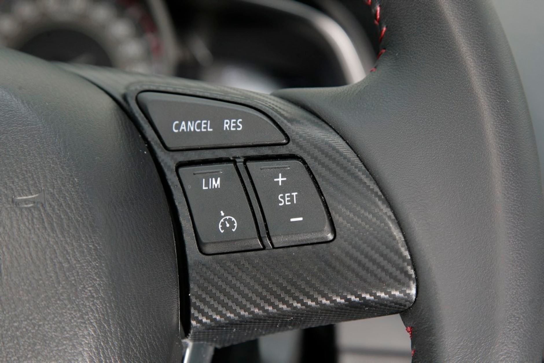 Nowa Mazda 3, przyciski na kierownicy