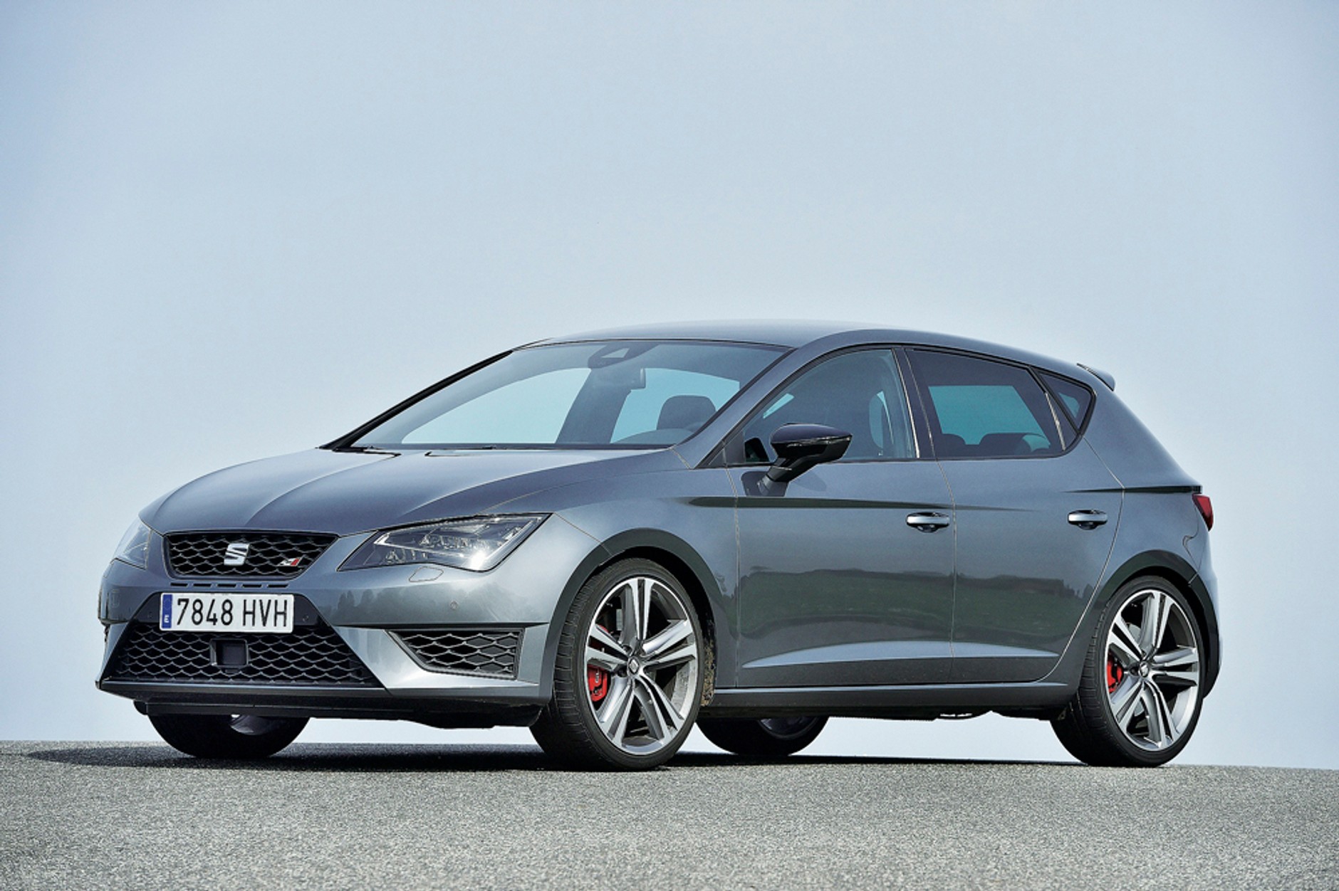 Seat Leon Cupra mimo przedniego napędu dotrzymuje kroku rywalom. Na torze wykręca niewiarygodne czasy!