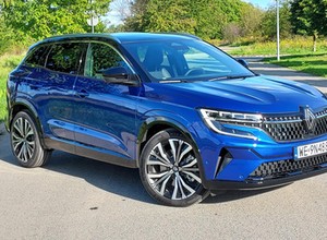 Francuski SUV w hybrydowej wersji. Czy potrafi być dynamiczny i oszczędny?