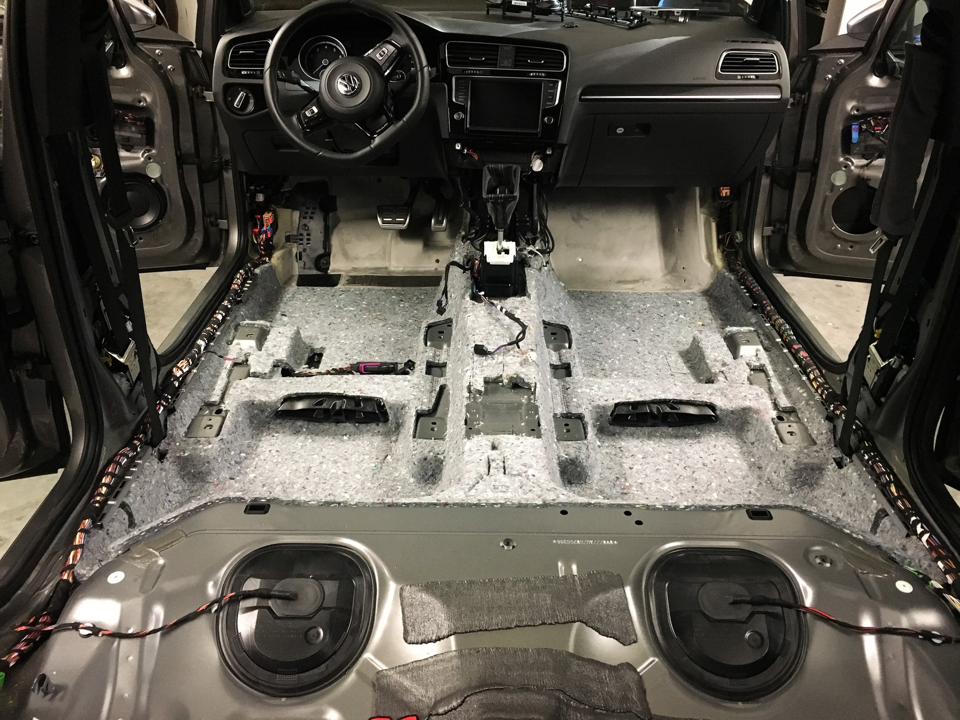 Dlaczego jest tak głośno we współczesnych autach?