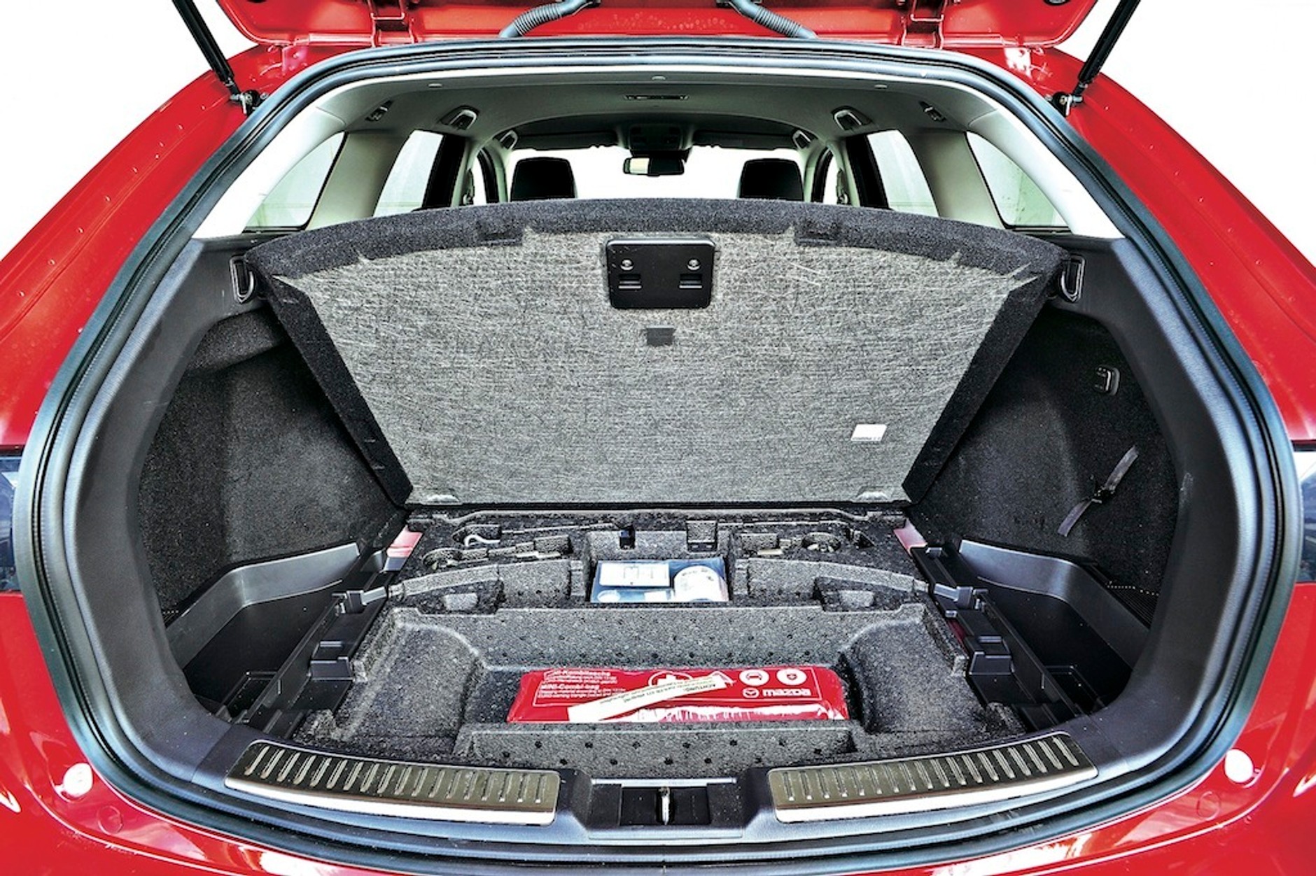 Kombi klasy średniej: Skoda Superb Combi po liftingu, BMW serii 3 Touring, Mazda