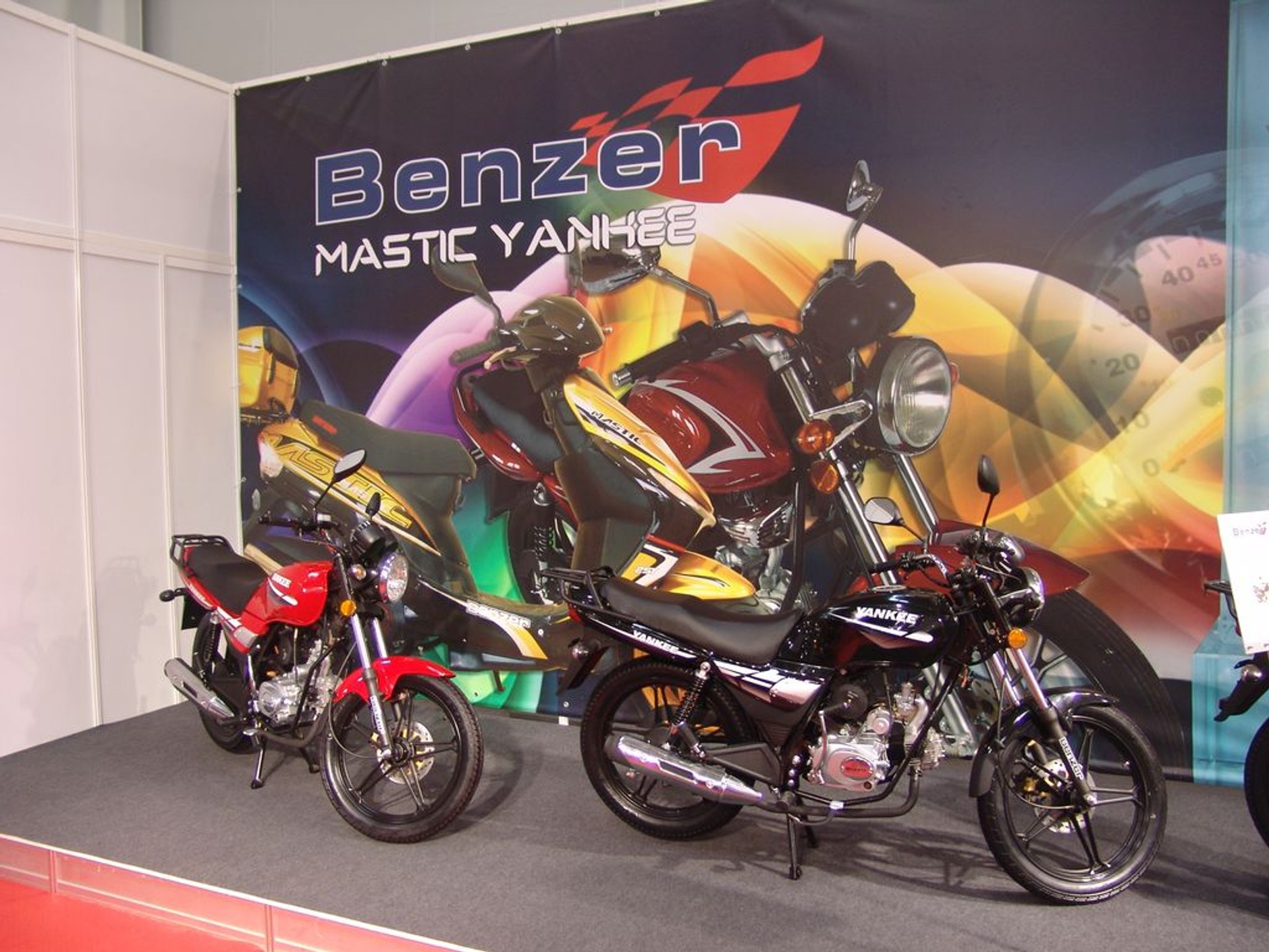 III Ogólnopolska Wystawa Motocykli i Skuterów: premiery i atrakcyjne hostessy (galeria)