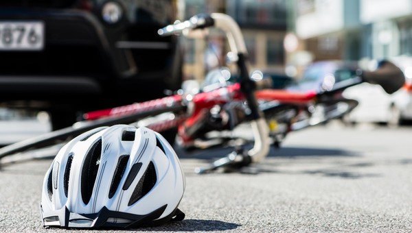Rowerzysta wjechał w bok samochodu na przejeździe dla rowerów. Zdziwił się, że to jego wina