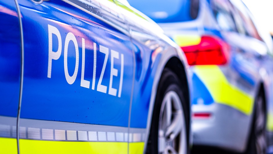 Niemiecka policja zatrzymała lawetę przewożącą samochody. Jak się okazało, transport był zbyt wysoki / zdj. ilustracyjne