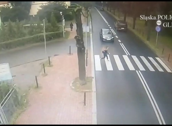 18-latka weszła prosto pod jadący samochód. Dostała mandat [Nagranie]