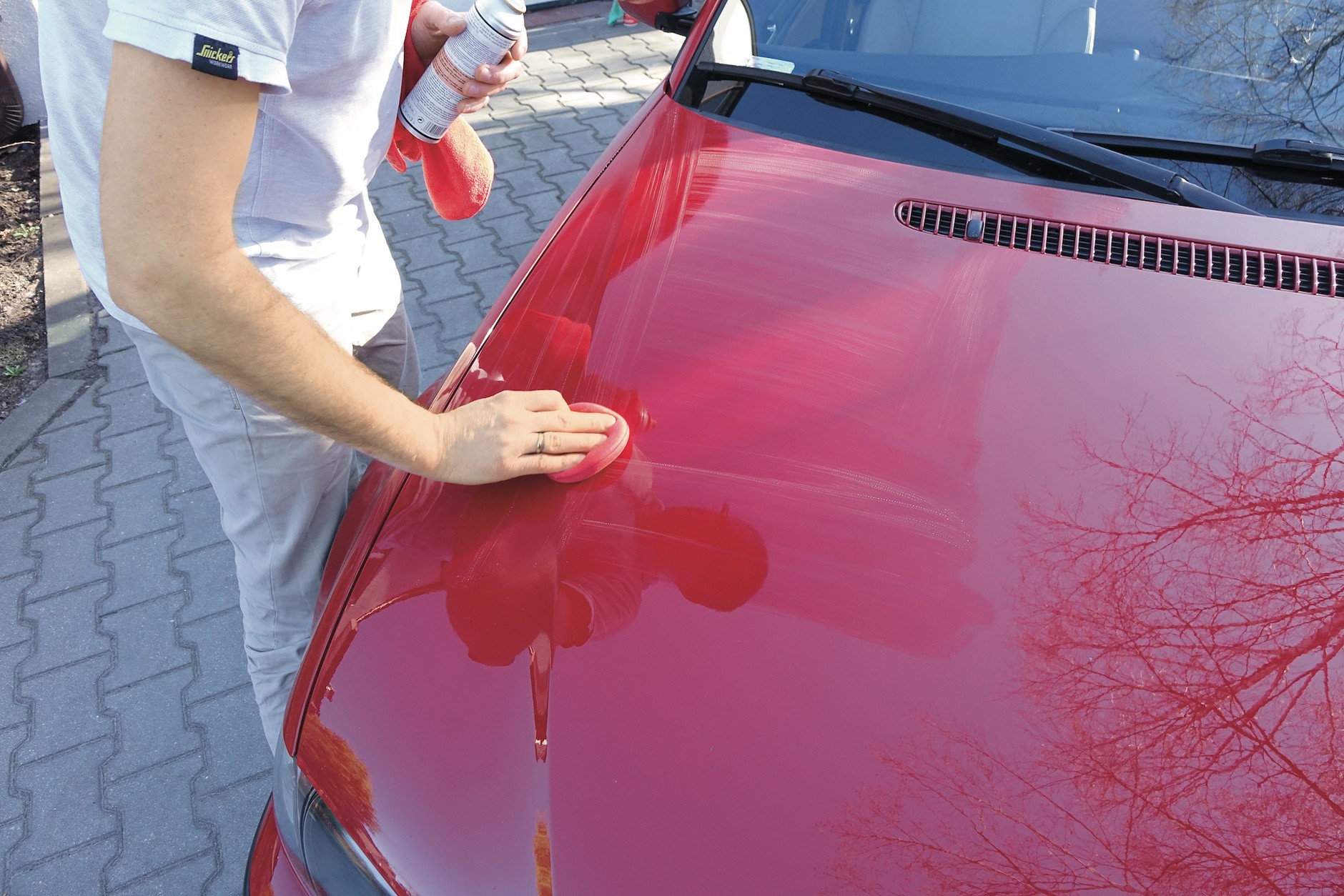 Po zmyciu resztek pasty polerskiej zmywaczem zabezpieczamy lakier woskiem albo syntetycznym środkiem do ochrony lakieru i... w zasadzie zbliżamy się do końca