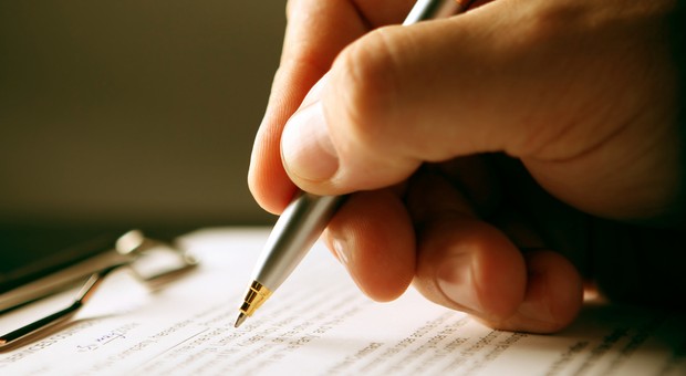 Gotówkowy czy samochodowy - z którym kredytem taniej kupisz auto?
