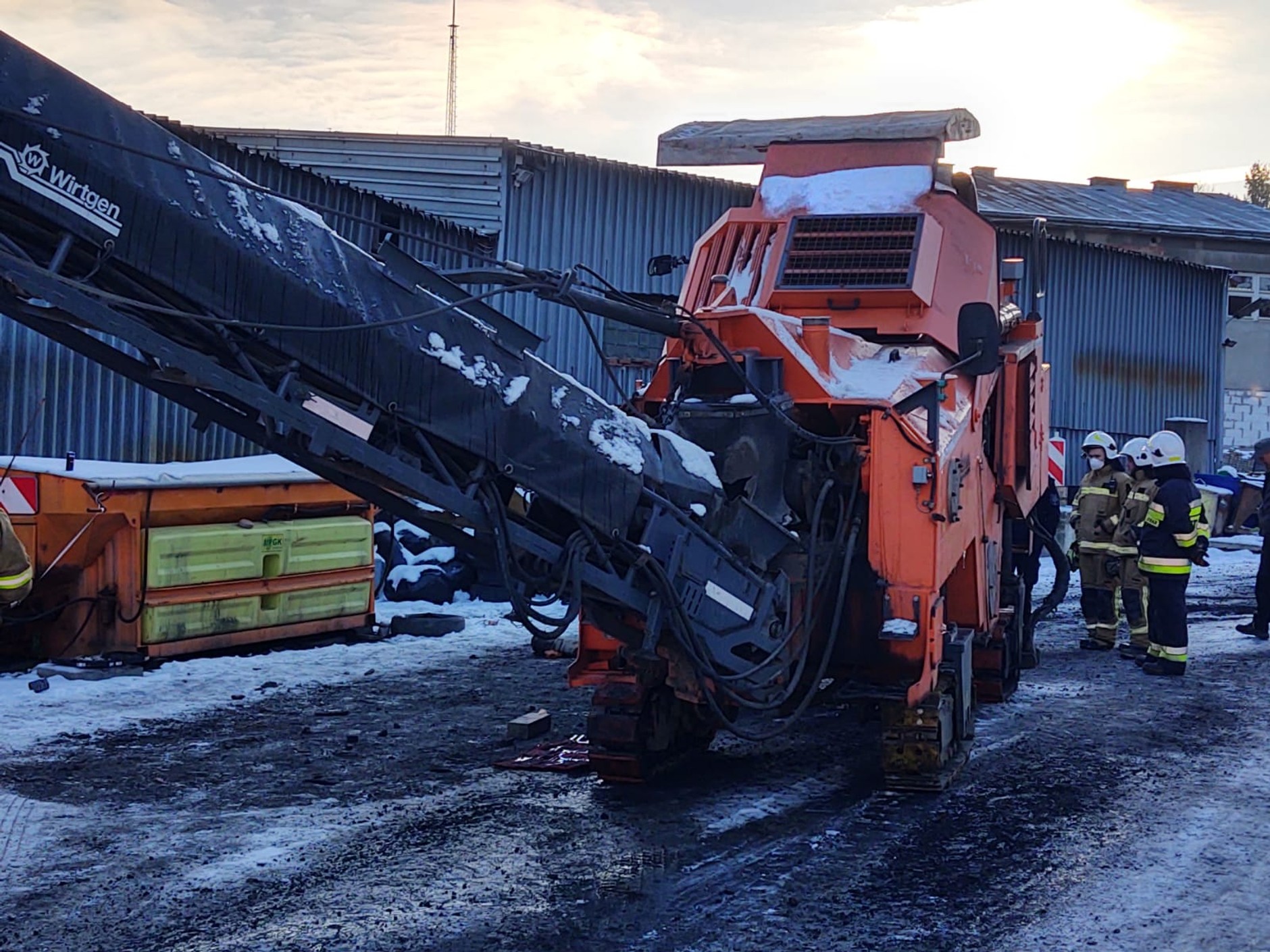 Mężczyzna wciągnięty do maszyny drogowej