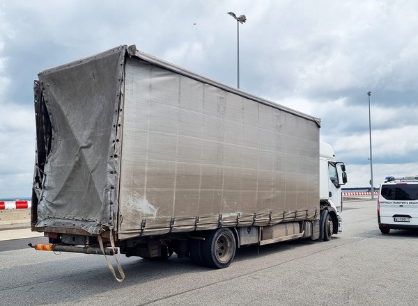 Inspektorzy zatrzymali ciężarówkę z odpadami. Z każdą minutą dziwili się coraz bardziej