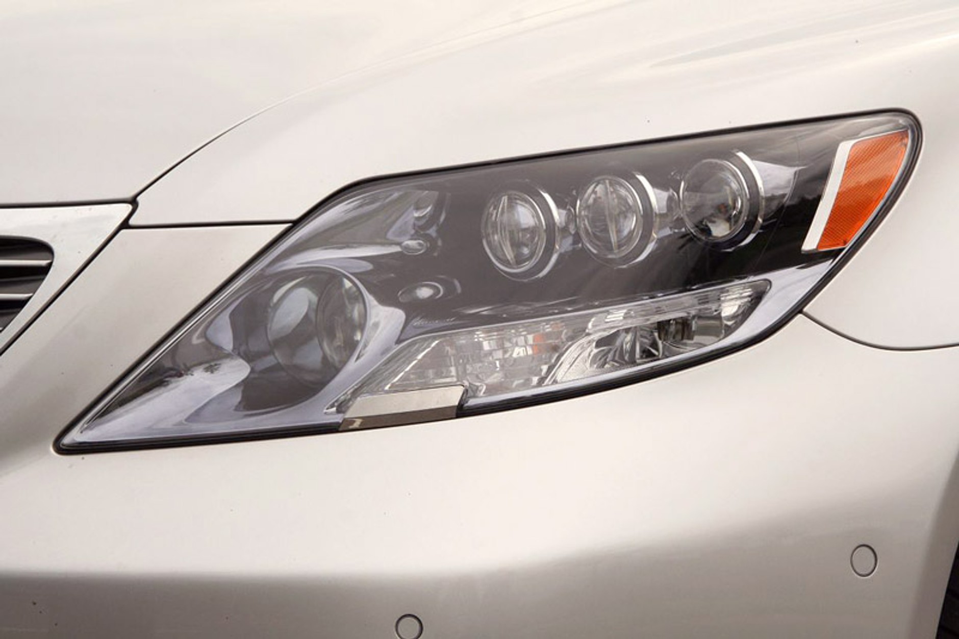 Lexus: hybrydowe wersje modeli GS i LS z większym bagażnikiem