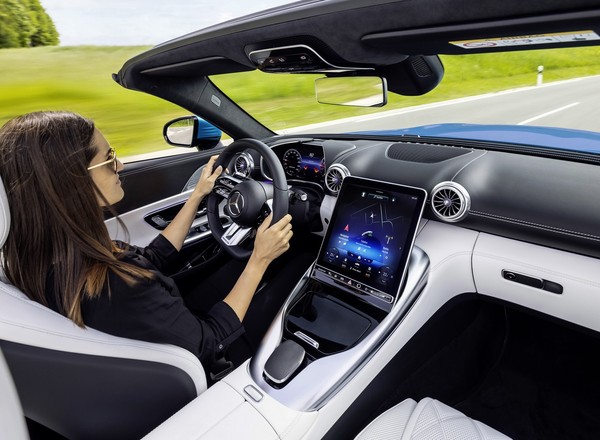 Nowy Mercedes SL zrzuca dach i chwali się wnętrzem