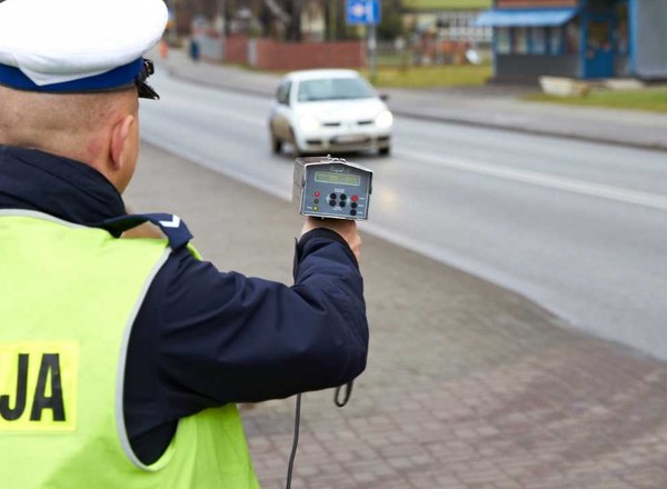 Pędzili 145 km/h, choć w ogóle nie powinni byli wsiadać do auta. Skuteczna akcja