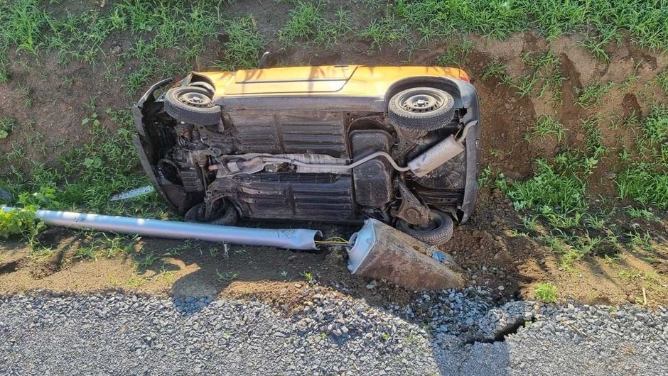 Seicento "wylądowało" w rowie. Za kierownicą "siedział" kot
