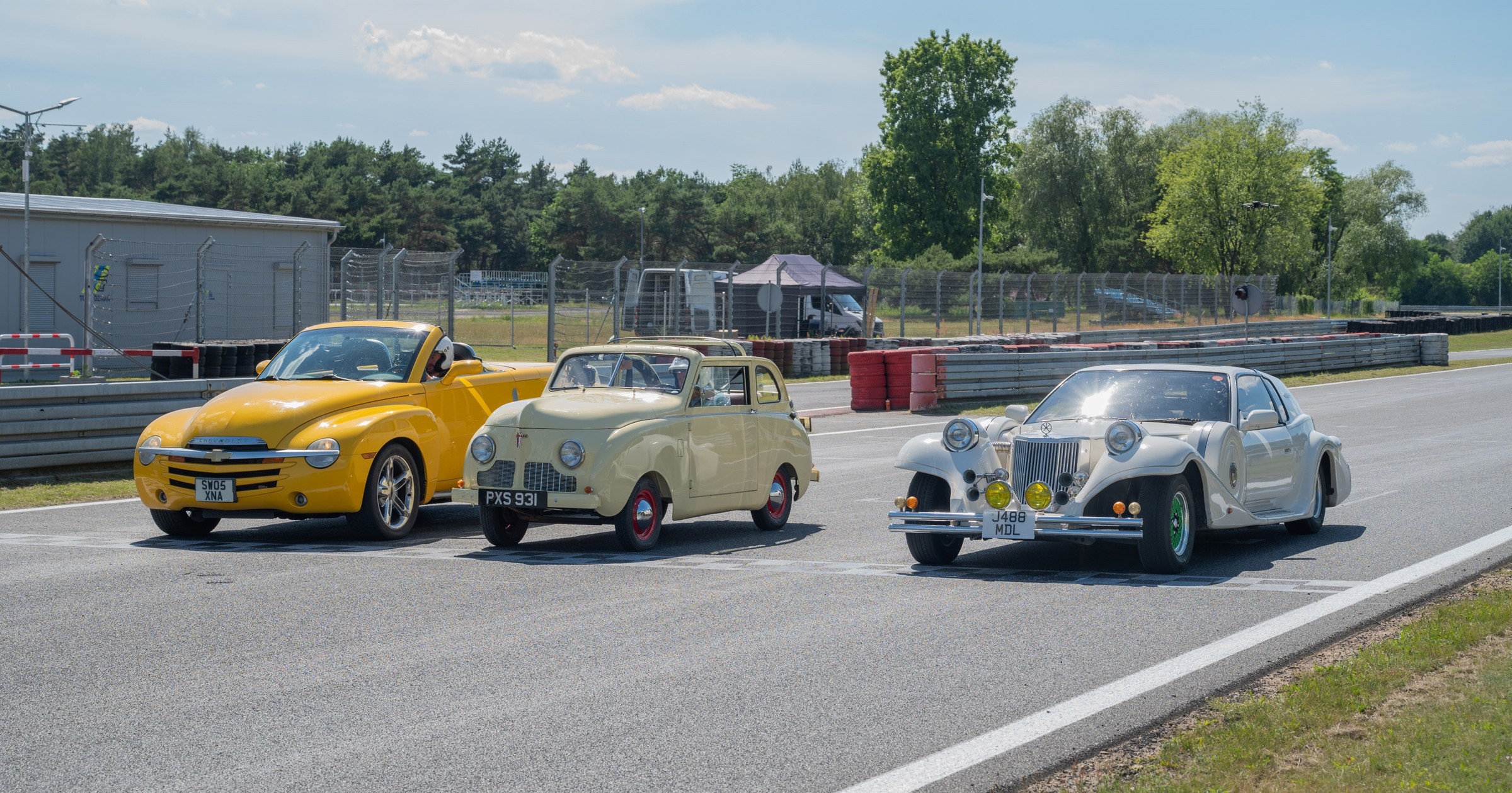 The Grand Tour: Eurocrash na Torze Poznań. Od lewej: Chevrolet SSR, Crosley i Mitsuoka Le-Seyde