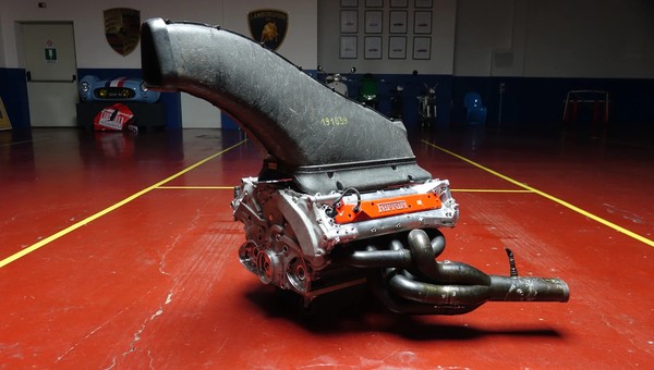 Silnik F1 Ferrari V10 na sprzedaż. Tylko co z nim zrobić?