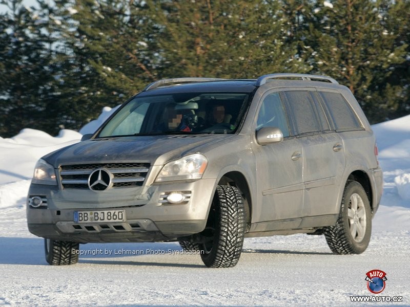Zdjęcia szpiegowskie: Mercedes-Benz przygotowuje seryjne GL 420 CDI Bluetec i małe GLK.