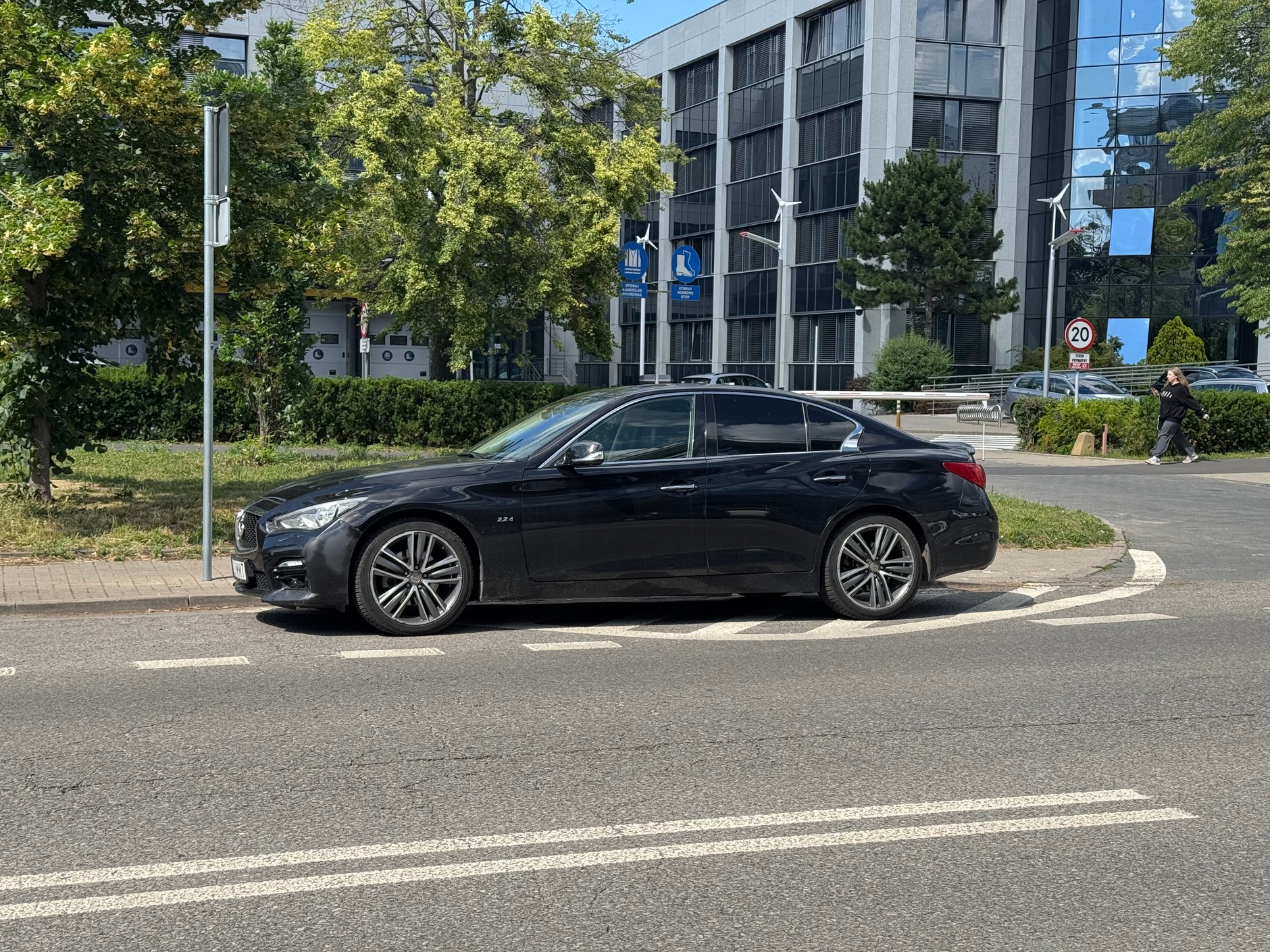 Tu również samochód blokuje widoczność. Parkowanie w taki sposób powoduje, że służby mogą nam odholować samochód