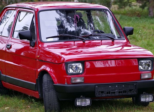 Legenda PRL ma się świetnie. Liczba zachowanych fiatów 126p zdumiewa. Niskie przebiegi mogą mieć drugie dno