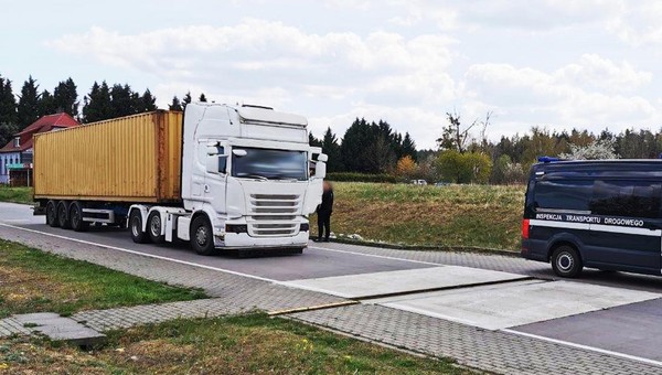 Podejrzana naczepa ciężarówki. Konieczna była interwencja policji
