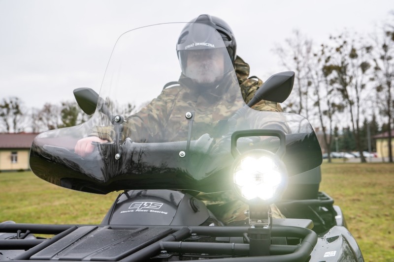 Dalekosiężny szperacz z regulacją strumienia światła