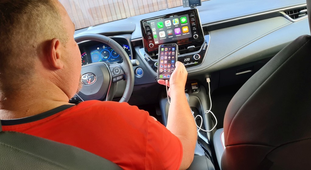 Android Auto i CarPlay w samochodzie