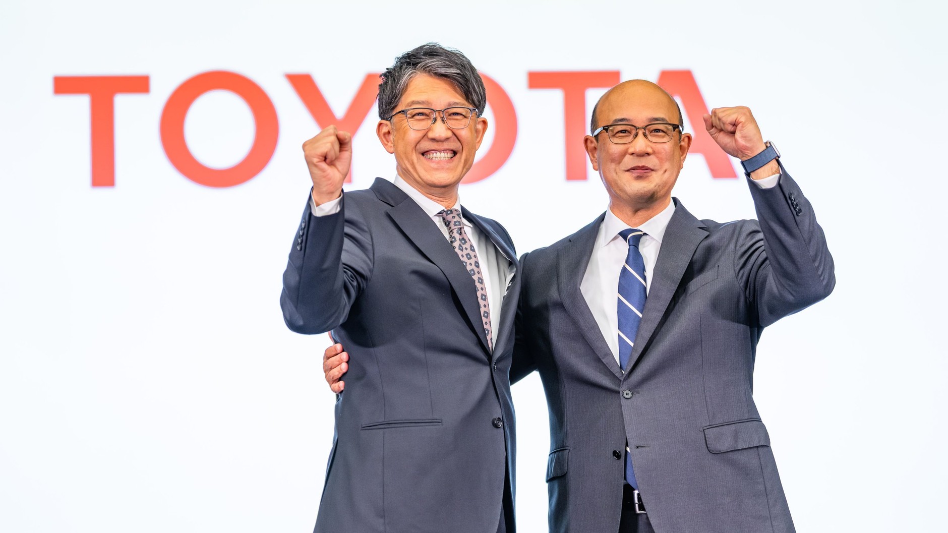 Koji Sato (ustępujący prezes Toyoty; po lewej) i Kenta Kon (nowy prezes Toyoty)