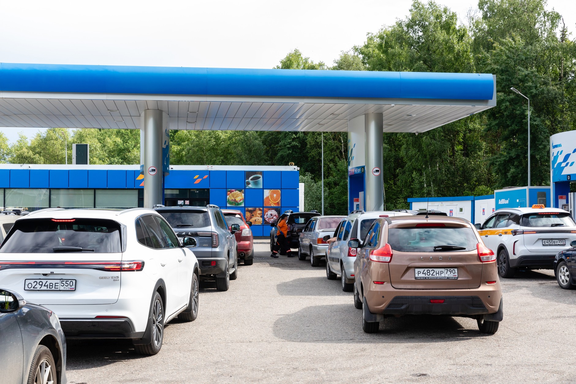 Stacja paliw w Moskwie (czerwiec 2026) – kierowcy czekają na dostawy paliw