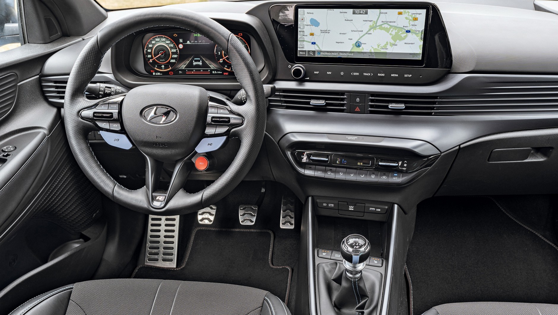 Hyundai i20 N (III, 2022) - okrągła kierownica i szerokokątny ekran multimediów.