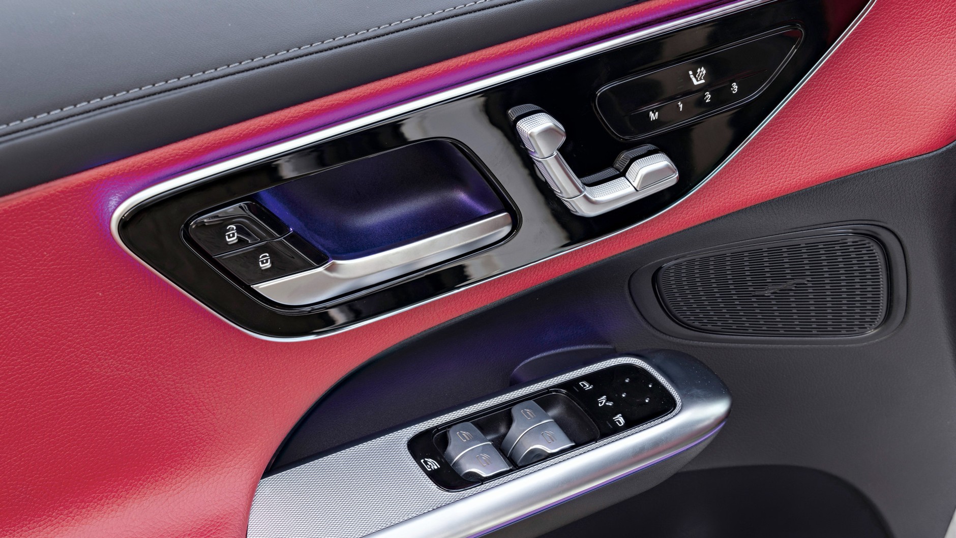 Elektryczna regulacja foteli zbiera słowa krytyki: przyciski nie zapewniają jasnej informacji zwrotnej