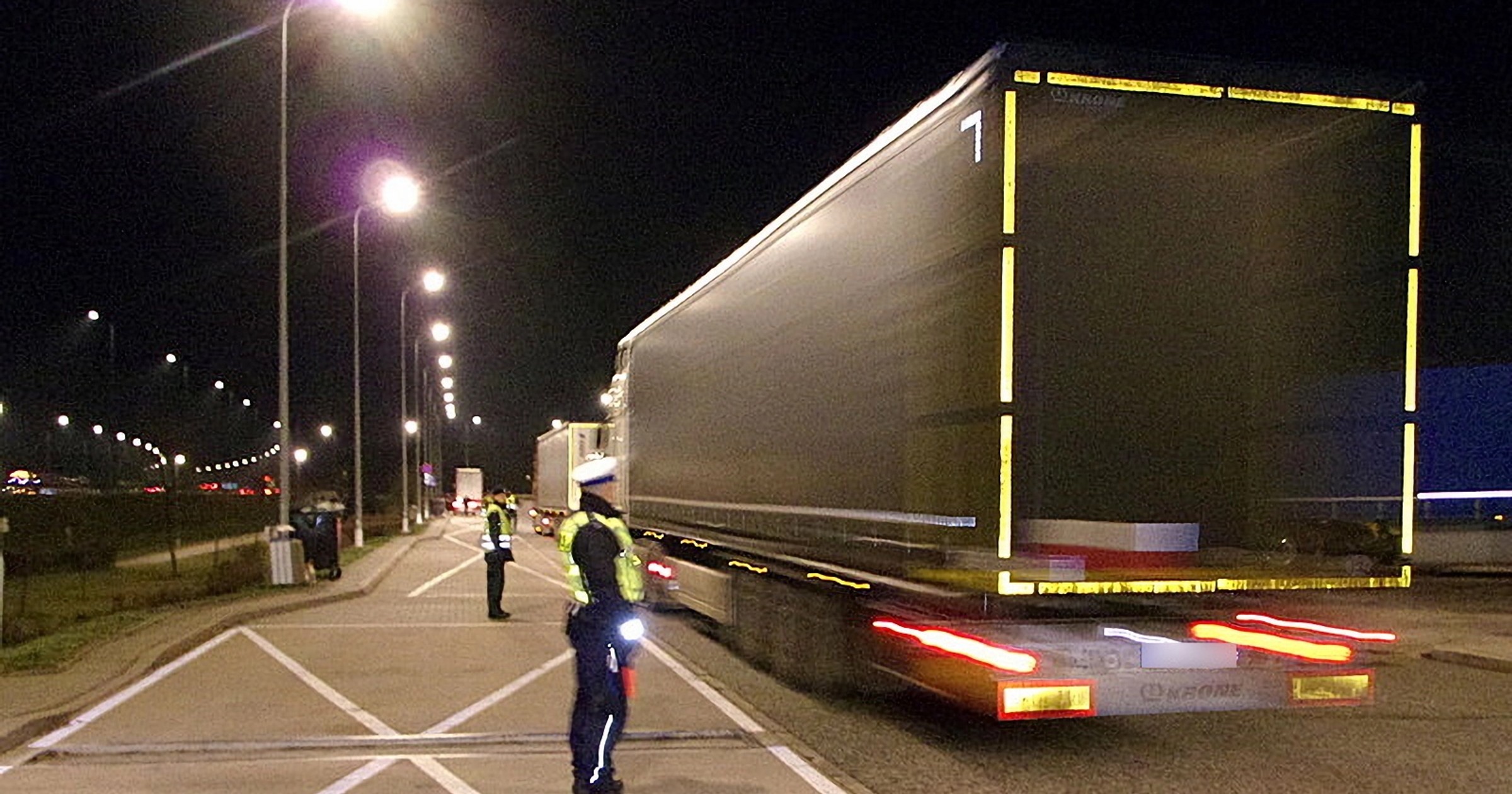 Wspólne działania policjantów toruńskiej „drogówki" z mundurowymi WITD na autostradzie A-1