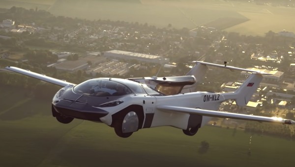 Przyszłość nadleciała. Słowacki AirCar napędzany silnikiem BMW zaliczył 35-minutowy lot 