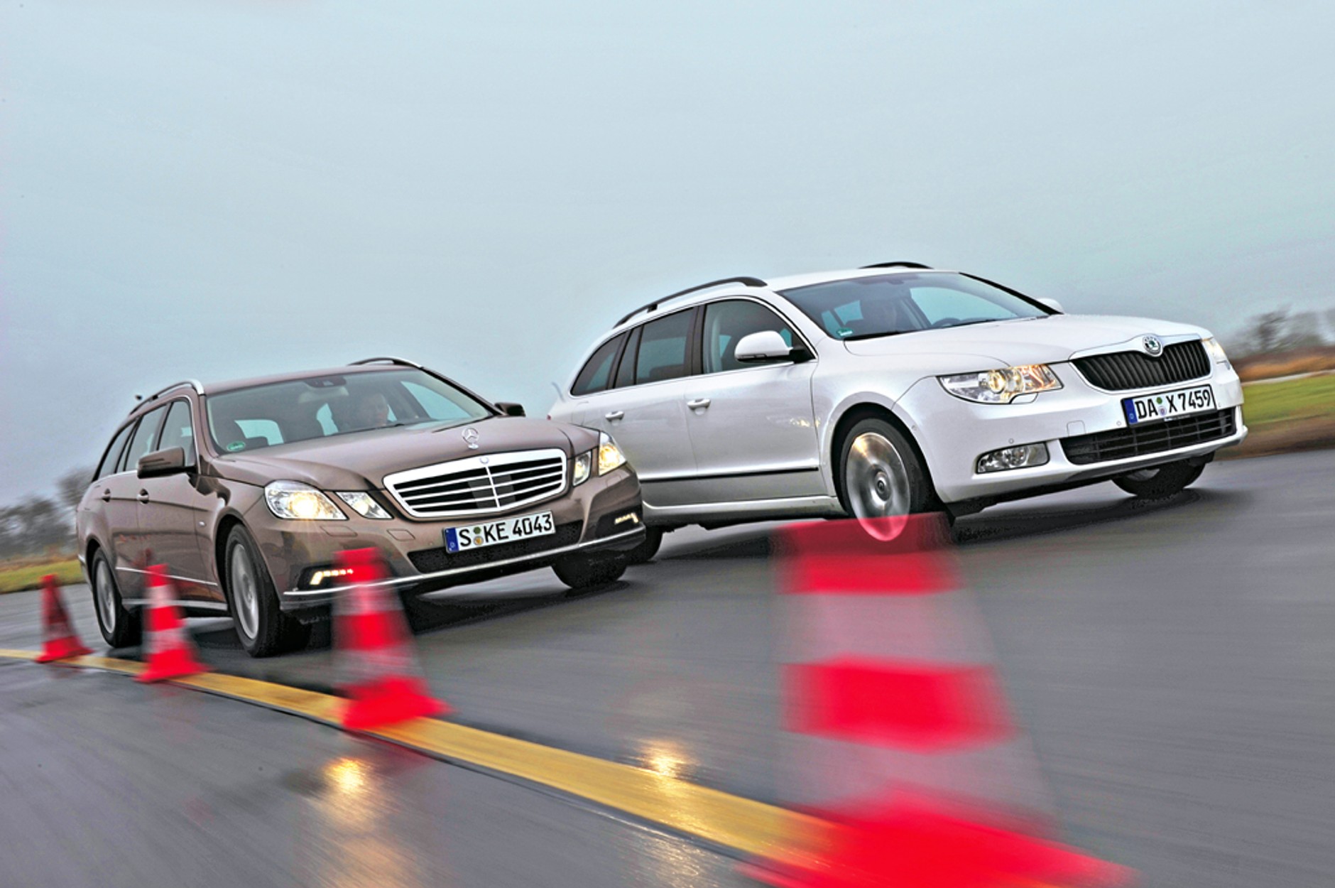 Skoda Superb atakuje Mercedesa klasy E - Pojedynek: Skoda królem kombi?
