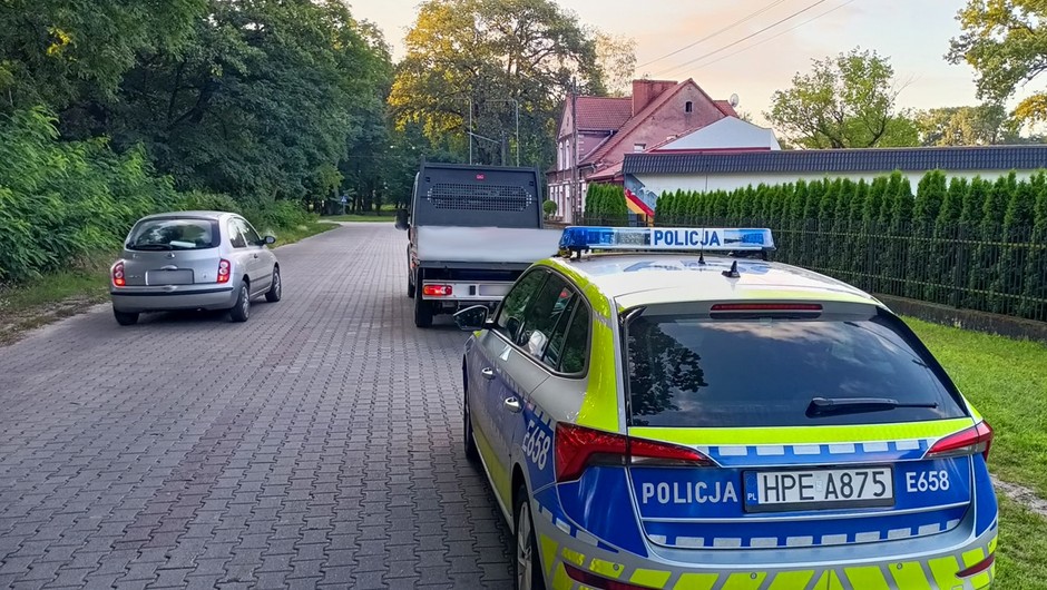 Policjanci prowadzili rutynowy patrol, kiedy kierowca dostawczaka nagle zawrócił przed radiowozem