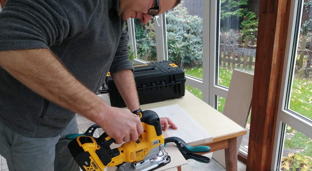 Wyrzynarka pozwala po prostu coś przeciąć albo wyciąć otwór o zaplanowanych nierównych krawędziach