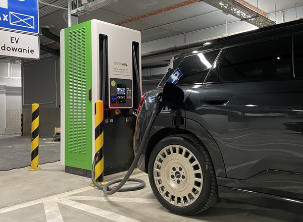 Strat przy ładowaniu akumulatorów aut elektrycznych nie da się uniknąć. Oto, ile tracimy