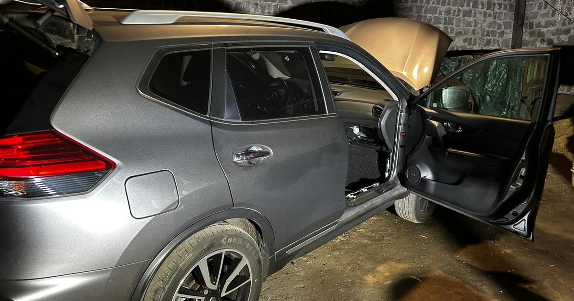 Skradziony Nissan w złodziejskiej dziupli
